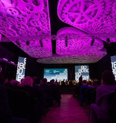 Sala widowiskowa z podświetlonym sufitem 