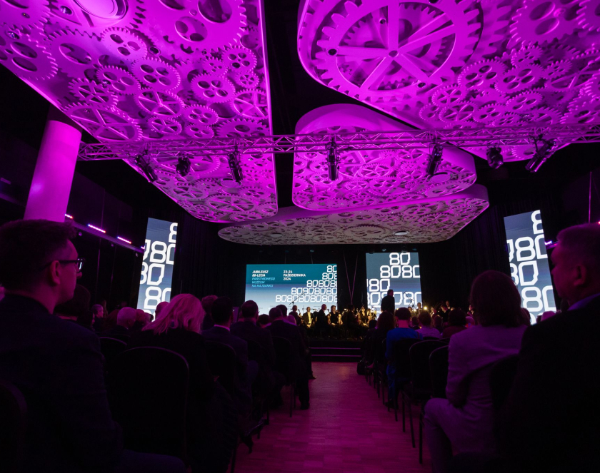Sala widowiskowa z podświetlonym sufitem 