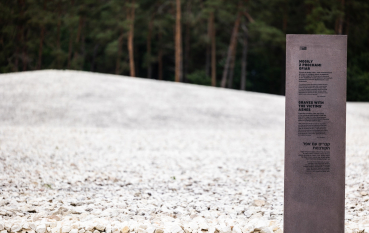 Stone information panel against the background of a white mound covered with white marble aggregate stones.