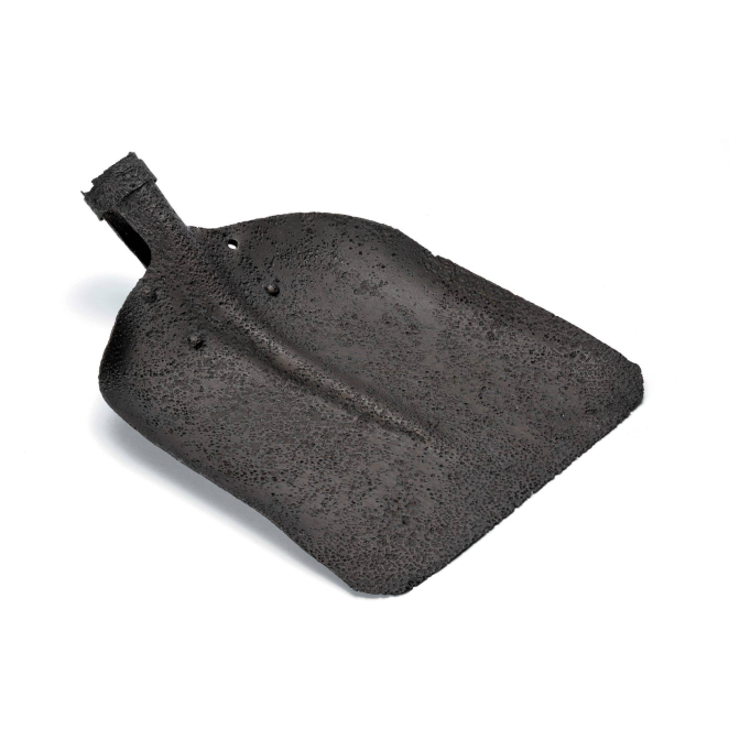 Pordzewiała metalowa część łopaty.