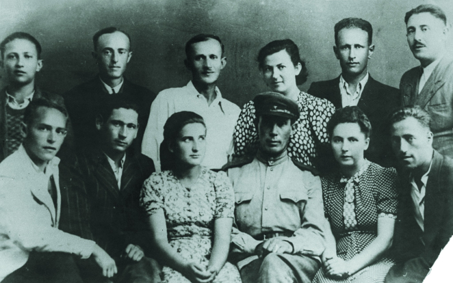 Czarno-białe zdjęcie przedstawiające grupę młodych ludzi.