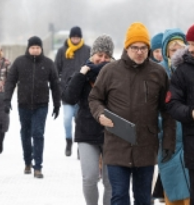 Grupa osób w strojach zimowych 