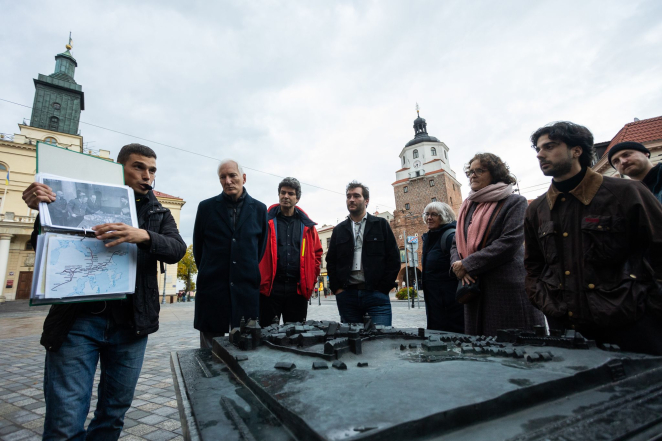 Grupa osób w centrum Lublina w tle Ratusz oraz Brama Krakowska