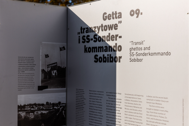 Panel wystawy w kolorystyce monochromatycznej; napis: Getta "tranzytowe" i SS-Sonderkommando Sobibor 09. 