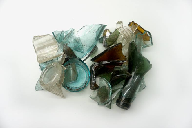 Fragmenty potłuczonego, różnokolorowego szkła. 