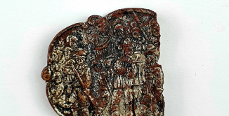 fragment metalowej broszki o eliptycznym kształcie. 