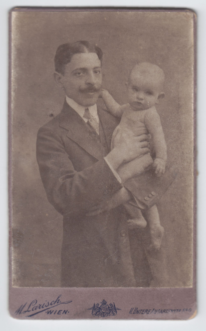 Zdjęcie w sepii, mężczyzna z średnim wieku trzymający na rękach niemowle