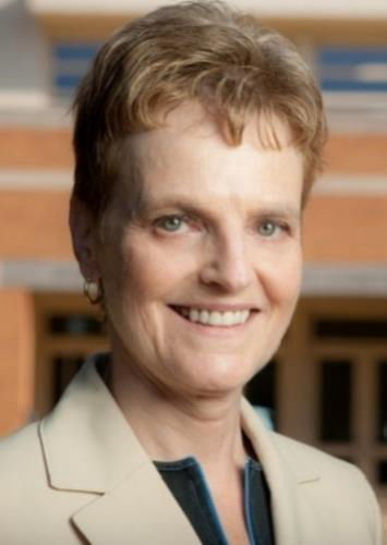 Uśmiechnięta ok. 50-letnia kobieta. 