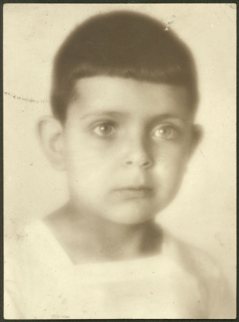 Uśmiechnięty portret młodego chłopca.