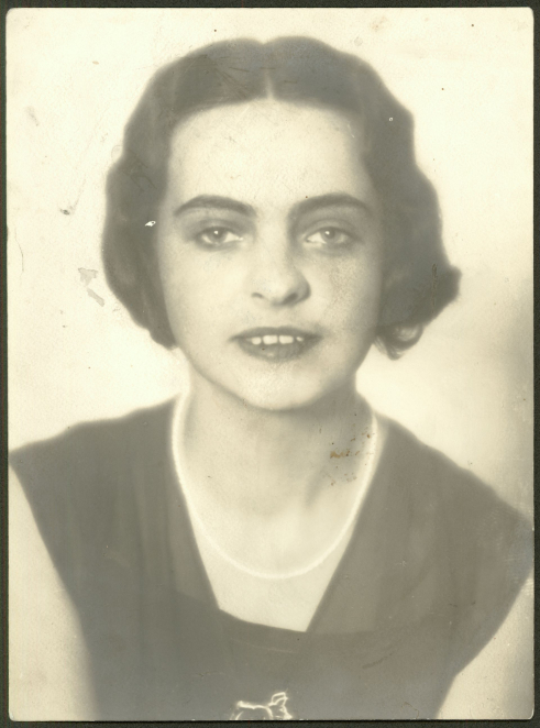 Uśmiechnięta młoda kobieta w białej sukni.