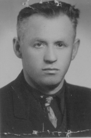 Czarno-biały portret przedstawiający mężczyznę w średnim wieku ubranego w garnitur.