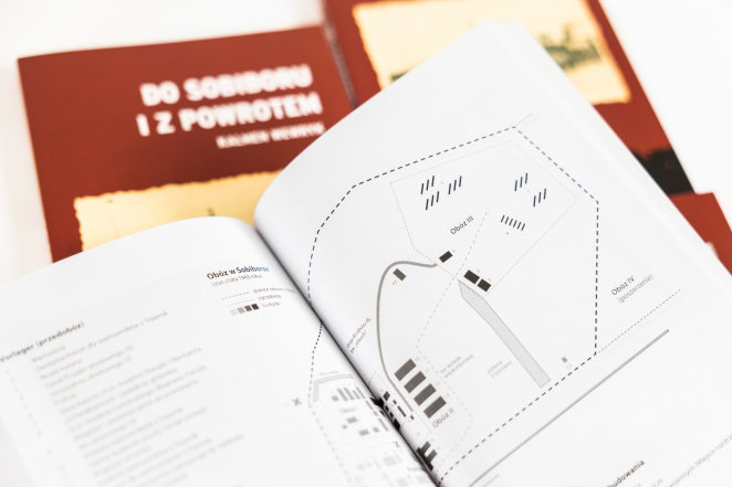 Fragment książki przedstawiający plan sytuacyjny obozu zagłady.