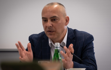 Mężczyzna w średnim wieku ubrany w garnitur.