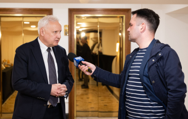 Starszy mężczyzna ubrany w garnitur udziela wywiadu dla TVP Lublin.